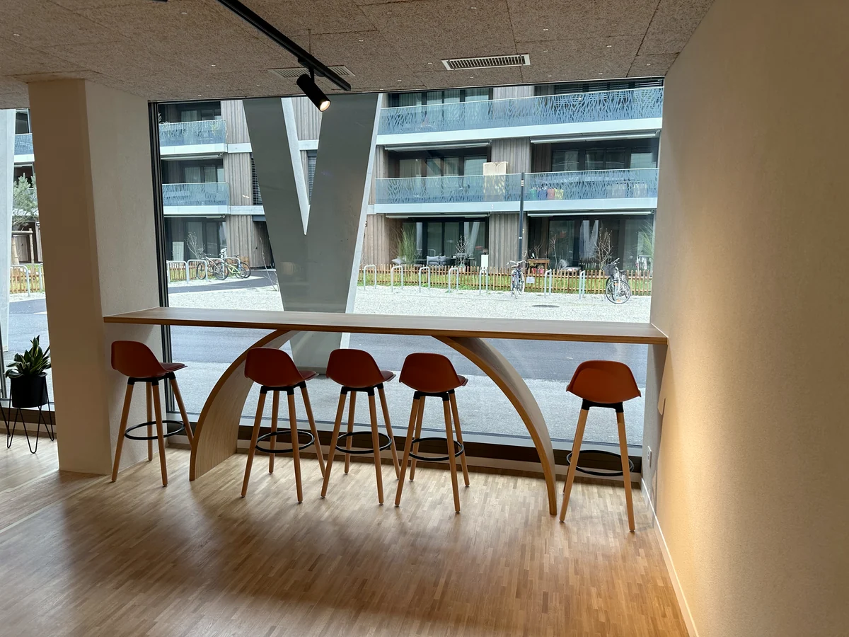 Bar cintré en chêne réalisée par Boisnaël