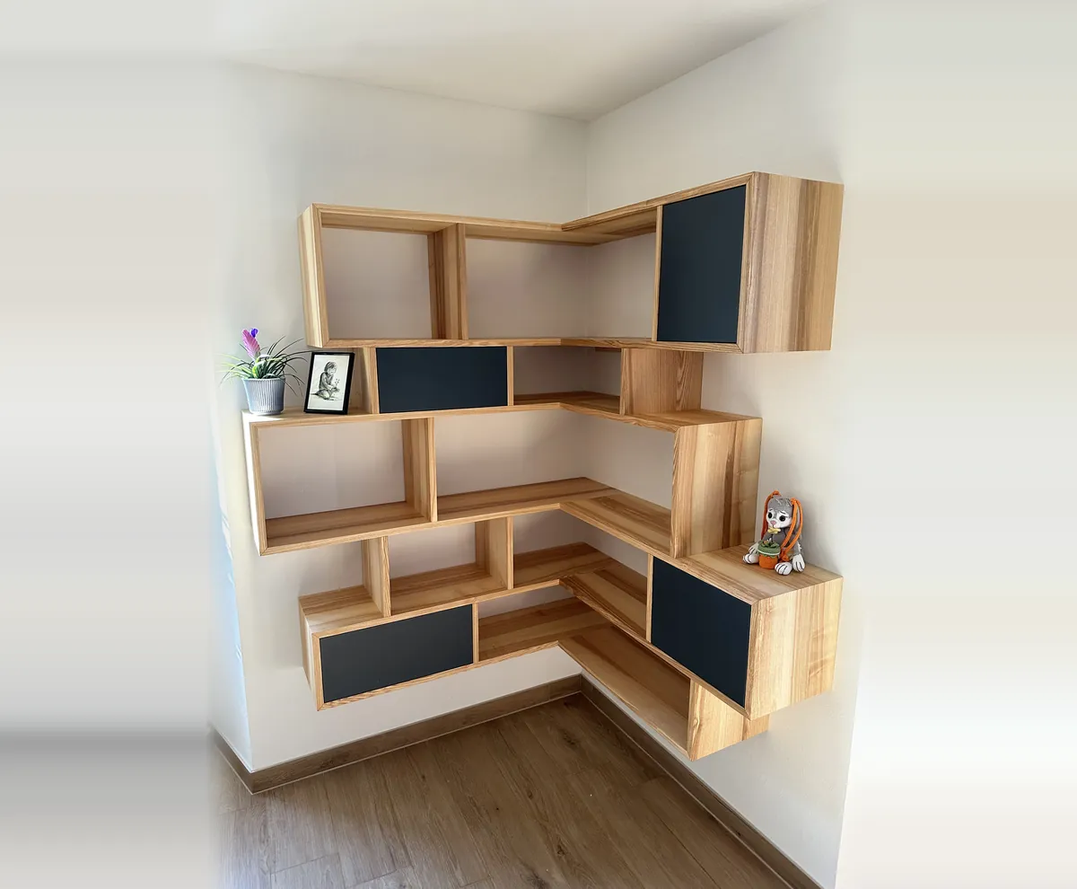 Bibliothèque d'angle en frêne aux portes de couleur