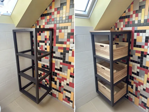 Structure métallique posée dans la salle de bain, puis le meuble terminé avec ses trois tiroirs en bois