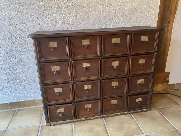 Petite commode à tiroirs restaurée